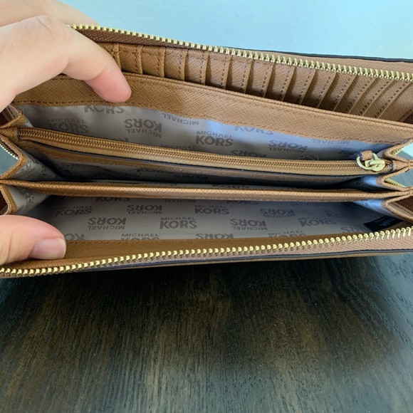Donated - Michael Kors wallet - Picture 6 of 7